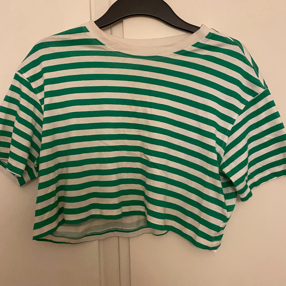 Grönvit randig croppad topp 