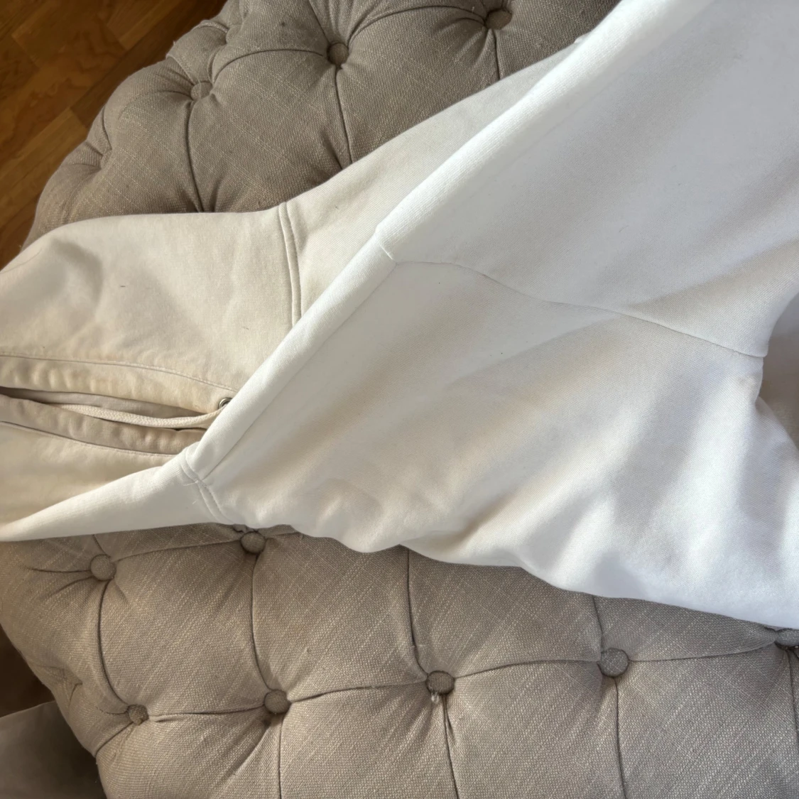 Vit hoodie från BikBok med huva - 1