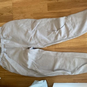 Beigea mjukisbyxor - Ett par mjukisbyxor med fickor på sidan. Resor runt midjan samt vid fötterna. Kan mötas upp i Trollhättan eller Alingsås. Kan skickas men då tillkommer en fraktkostnad.