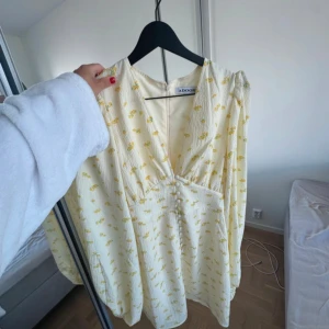 Adoore klänning - Endast använd en timme på midsommar, storlek 34 🩷