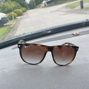 Rayban boyfriend  - Raybans helt äkta och helt nya nästan. Köpt från hemsidan. 