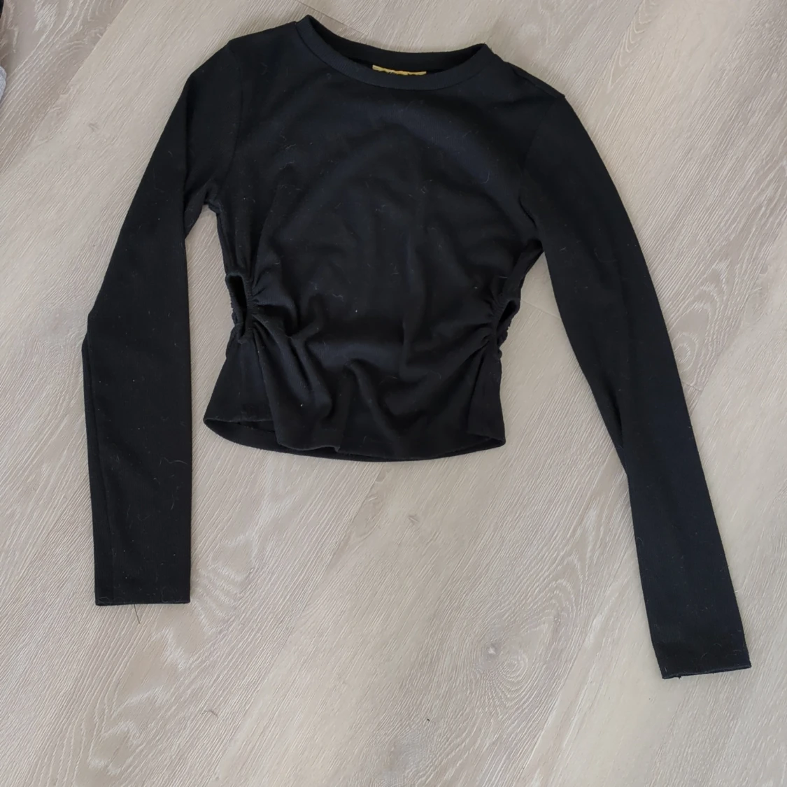 Svart långärmad croppad topp