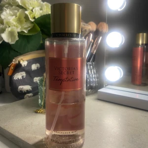 Victoria's Secret Temptation mist - Fräsch och fruktig body mist från Victoria’s Secret. Det var 250 ml när jag köpte så skulle gissa att det är runt 100 ml kvar!! Kan tänka mig att sänka priset!