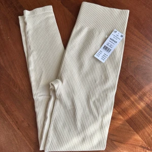 Ribbade beige leggings XXS/XS - Superfina ribbade träningstights från Gina Tricot som tyvärr aldrig kommit till användning🩷 Strl XXS/XS (väldigt stretchiga), prislapp kvar!