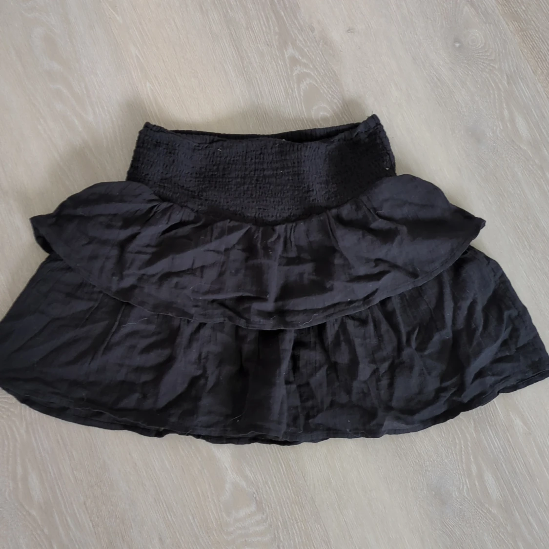 Svart volangkjol från Gina Tricot