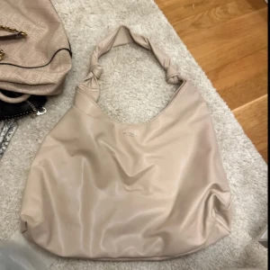 väska - beige väska från art street. köp flera plagg i bundles för ett billigare pris!❤️