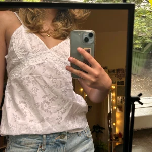 Vit blommig linnetopp med spets - Superfin vit linnetopp med knytband i ryggen!!! Köpt secondhand men har inte använt, bra skick ✨✨Skriv om du har frågor 🫶