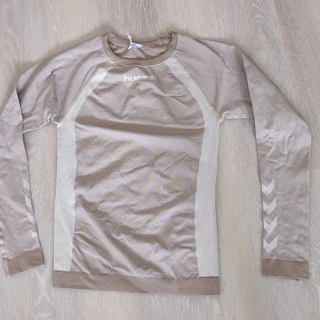 Beige långärmad träningströja Hummel