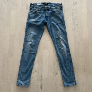 Helt nya Replay anbass jeans - Riktigt feta Replay anbass jeans i färgen 573 clouds | Endast Testade | Nypris 1699kr | skriv i minsta lilla fundering eller fråga// GC