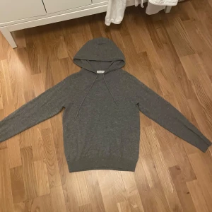 Merinoull hoodie  - Säljer en riktigt fet stickad hoodie från tiger of sweden i merinoull den är knappt använd och i fint skick finns det fler frågor är det bara att skriva 🤗🙌