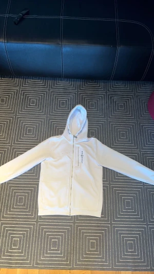 Sail Racing - En vit väldigt bekväm Sail Racing hoodie. Väldigt bra skick förutom en svart prick (se bild 3). Säljer då jag har bytt stil och original värde 1300, säljer för 350, går att ändra pris vid snabb affär 