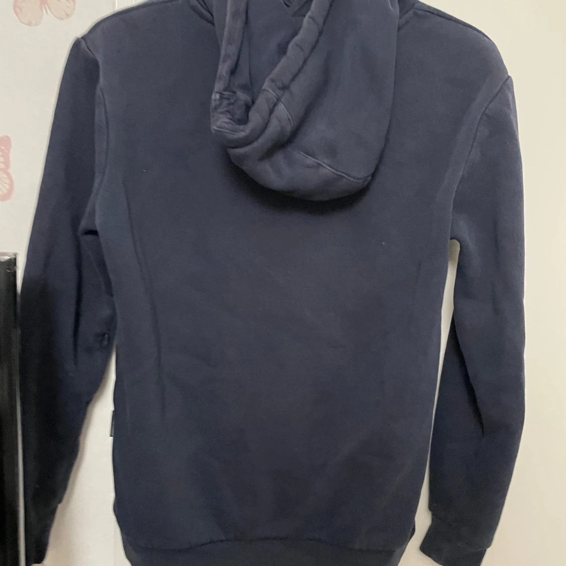 Mörkblå HOODRICH hoodie med brodyr