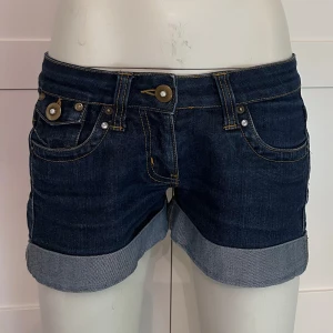 Lowwaist jeansshorts  - 💘Midjemått: 84 💘Grenmått: 20  Säljer massvis med fler lågmidjade bootcut jeans och lågmidjade jeansshorts! Så kika in min profil💘