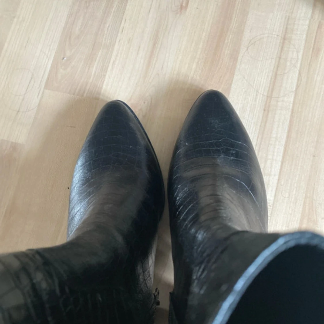 Svarta boots med krokopräglat mönster - 3
