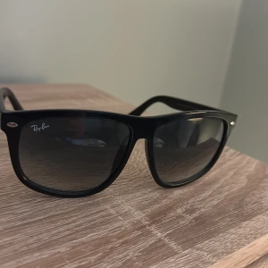 Svarta Ray-Ban solglasögon - Klassiska svarta Ray-Ban glasögon helt nya typ använt en gång