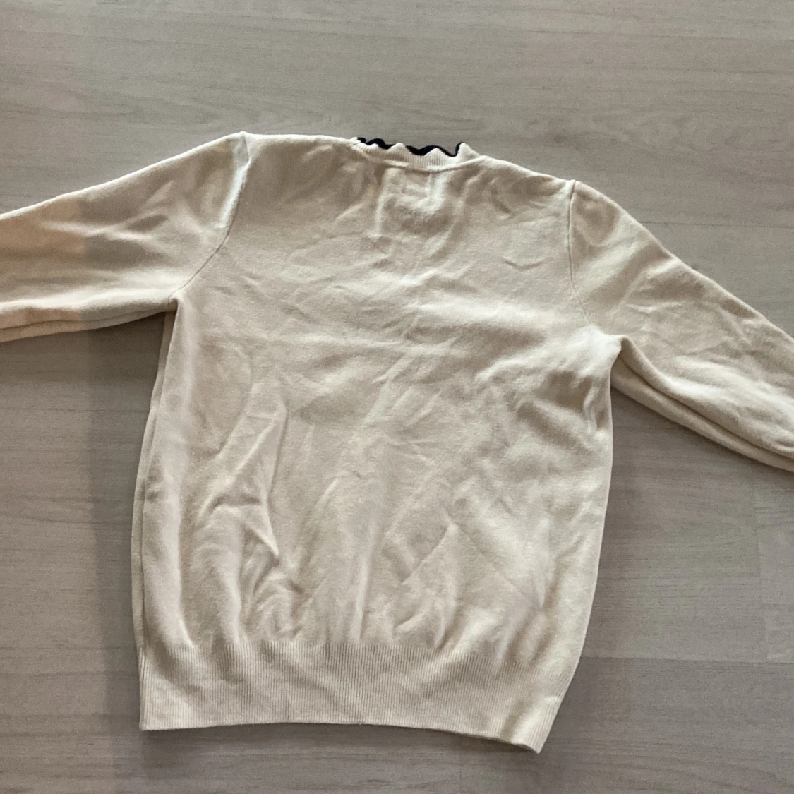 Vit tröja med volangkrage från H&M - 2