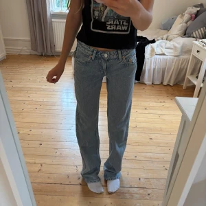Lågmidjade jeans - Säljer ett par Arrow jeans från Weekday i ljusblå tvätt. Modellen har låg midja och raka ben. (Säljer även tröjan!)