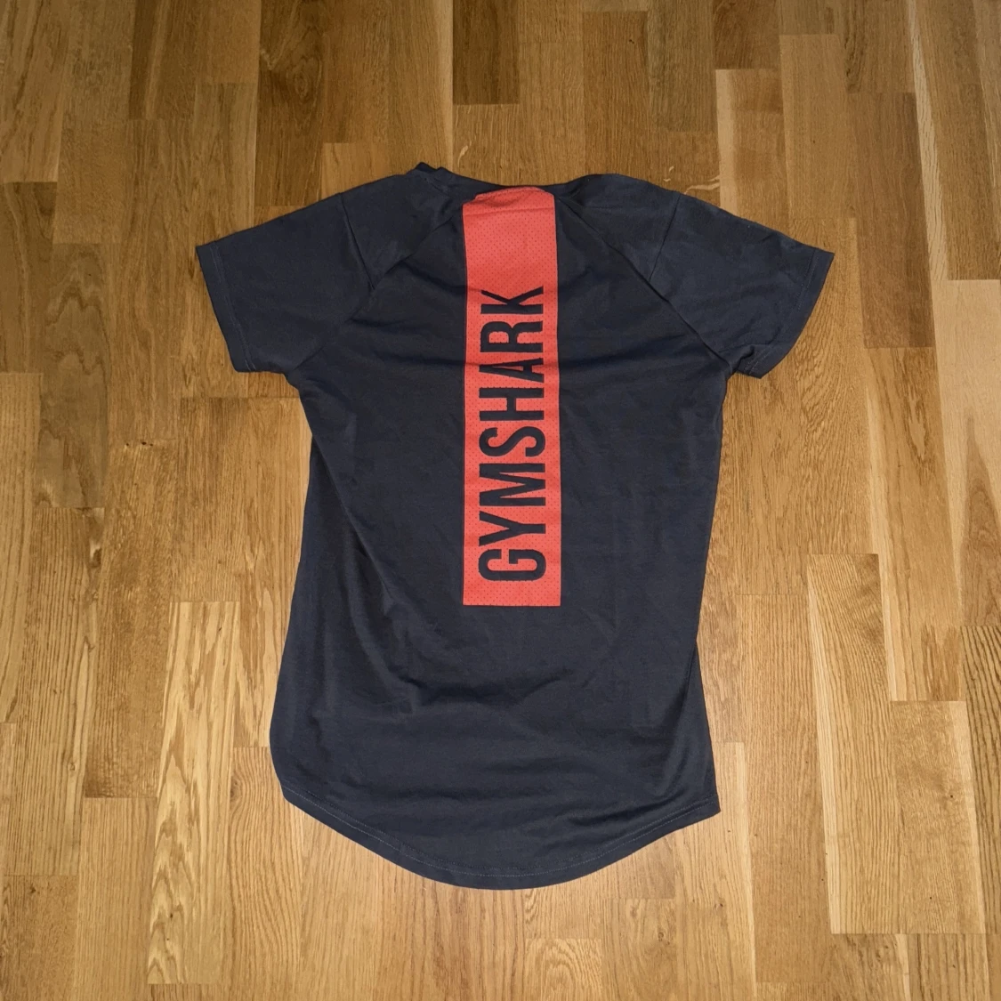 Mörkgrå Gymshark t-shirt med röd logga - 1