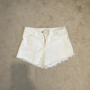 Vita jeansshorts från gina tricot  - vita jeansshorts från gina tricot, fransiga. Säljer för att de inte var i rätt storlek men haft liggande länge