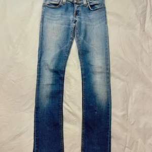 Nudie jeans - Snygga nudie jeans ser lite mörkare ut på bilderna än vad dem är i verkligheten men kan skicka bättre bilder svarar snabbt bara att skriva vid funderingar!. W28 L32