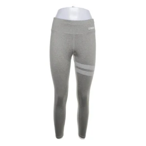 Grå leggings från Stronger - Snygga grå leggings från Stronger med två ljusare ränder på ena benet. Hög midja och tight passform, perfekta för träning eller chill. Mjukt och stretchigt material som sitter skönt hela dagen.