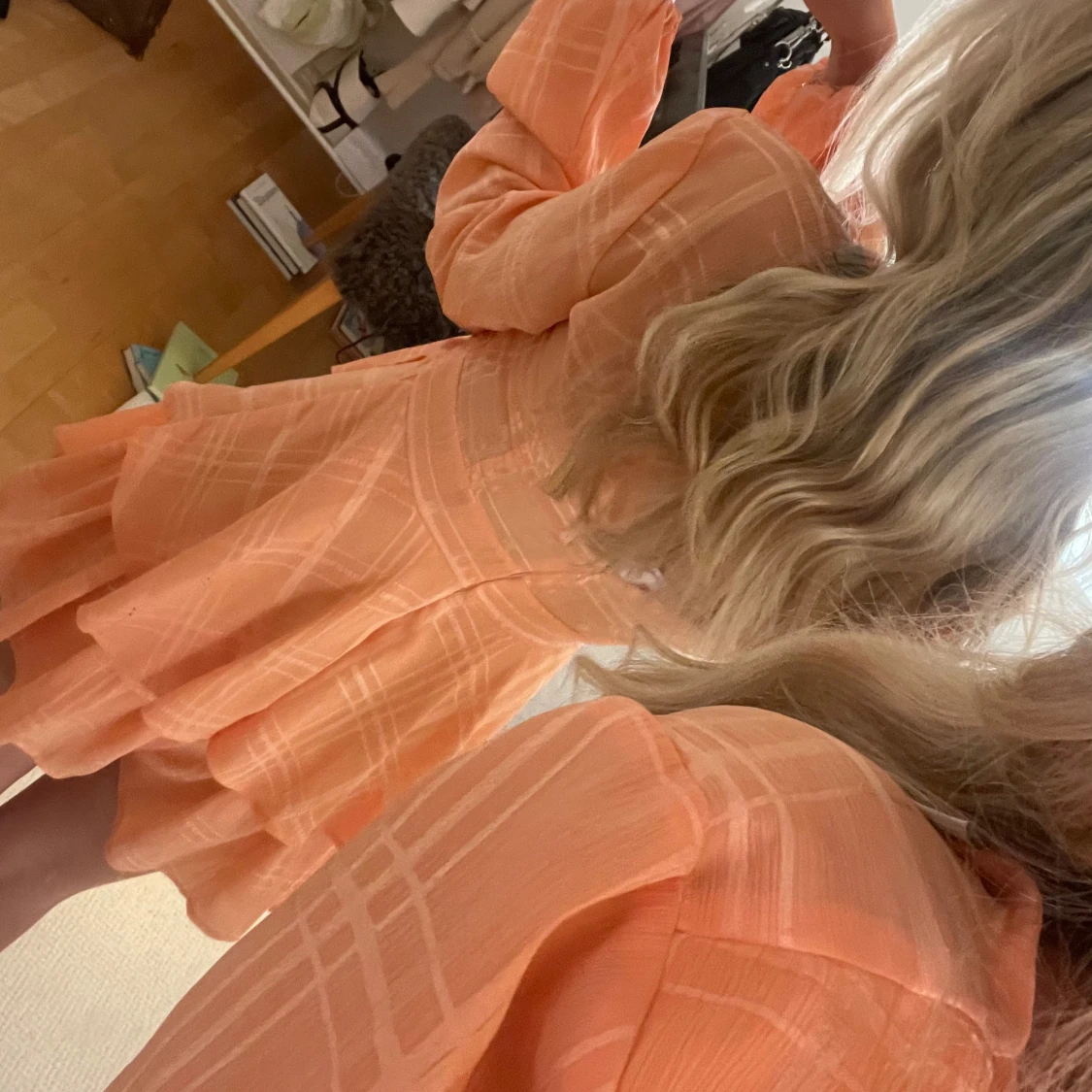 Persikofärgad kort omlottklänning - 3