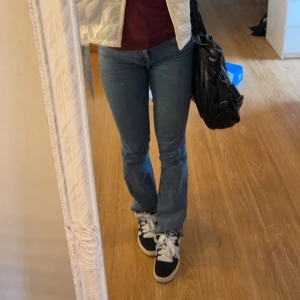 Zara jeans  - Bootcut jeans ifrån Zara, lågmidjade. Jag är 169 och passar mig bra, som ni ser är dem uppsprättade nere men Innerbenslängden är 80 cm 