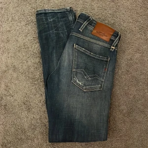 Replay ”Anbass”  - Säljer ett par riktigt snygga replay anbass jeans med slitningar perfekta för sommaren. Storlek W28 L32 perfekt för dig som är runt 175-185, jeansen är i nyskick aldrig använda endast använda på bilderna. Vid frågor eller funderingar meddela mig, pris kan diskuteras vid snabba affärer.