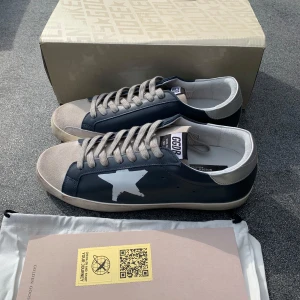 Golden goose - Ett par riktigt feta Golden goose i storlek 43, allt på bilderna fås med, skickar samma dag!