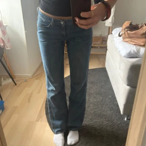 Jeans - Ett par jeans från Weekday, köpta här på plick och sparsamt använda av mig, ser ut som nya. De är i modellen Arrow. Hör av er om ni har några frågor, puss puss💋