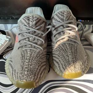 Yeezys - Ja d är ba vanliga Yeezys vet inte så mycket om dom men behöver cash o d är väll ganska helt okej skick bara att de saknas sulor i båda