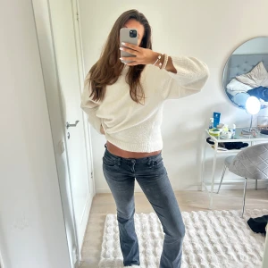 Mörkgrå bootcut jeans - Säljer mina älskade LTB jeans, dom är i storlek w27, l34 men är insydda en bit men de går såklart att spretta upp om man vill💕 Sen är de relativt stretchiga så skulle ändå säga att de fortfarande är en S. 