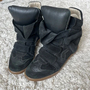 Svarta wedge sneakers Isabel Marant - Coola svarta populära skor från Isabel Marant. Skorna är i mocka och skinn och gör en outfit 10/10! Superfint skick och använda ett fåtal gånger💕Skriv för fler bilder eller frågor! Pris kan diskuteras vid få intresserade