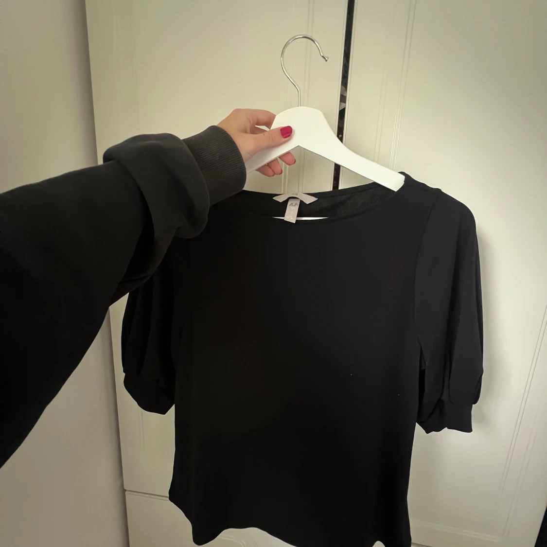 Svart blus med puffärm från H&M - 1