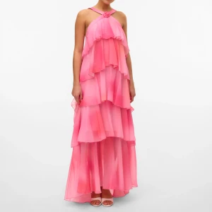 Rosa volangklänning/ rosa balklänning - Superfin långklänning i flera lager rosa volanger, med halterneck och en söt rosett-detalj framtill. Klänningen har öppen rygg och är tillverkad i ett lätt, flowy material som ger en drömmig känsla. Perfekt för bal eller sommarfest🥰skriv privat för egna bilder. Köpt för 1200kr