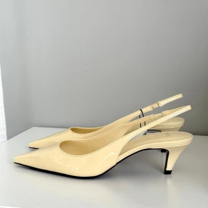 Pumps klackskor Ljusgula Mango - Ljusgula klackskor från Mango 🌼 Nya med prislapp kvar, säljer då de inte passade. Klacken är 5,5cm hög. Nypris 529kr