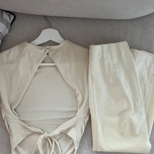 Avora set - Jättefint avora sett som jag bara använt 2 gånger, såg när jag skulle ta bild att sömmen på baksidan i slitsen har spruckit lite, men inte som syns på långt håll samt eller stör användningen, därav mitt pris🩷toppen är XS och kjolen XXS