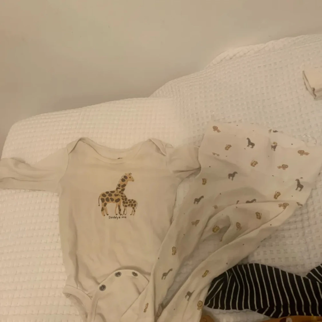 Beige långärmad babybody med giraffer