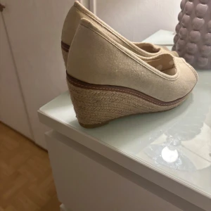kilklackar - Ett par jätte söta kilklackar som man både kan klä upp och ner! perfekta nu på sommaren, använda en gång