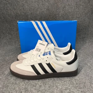 Adidas Samba (helt nya)  - Adidas samba OG i storlek 43. ( fler storlekar finns i profilen) Skick: 10/10 helt nya. Box medföljer! Priset är fast‼️. Hör av er vid funderingar🙌