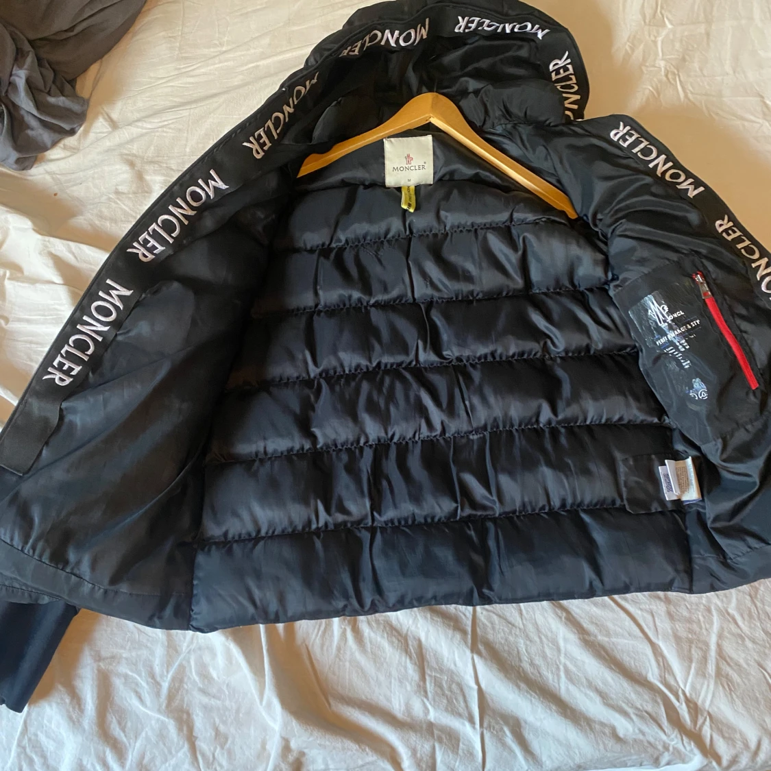 Svart Moncler dunjacka med huva - 1