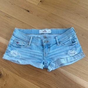 Ljusblå jeansshorts från Hollister - Snygga blå lågmidjade jeansshorts! Säljer dom då de inte kommer till användning längre💞