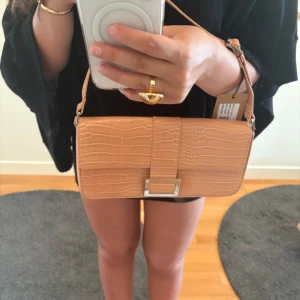Beige axelväska i croco-imitation - Snygg väska