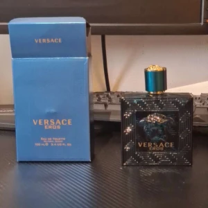 Versace Eros Eau de Toilette 100ml - Versace Eros Eau de Toilette 100ml med ikonisk blågrön glasflaska och guldiga detaljer. Flaskan har ett stilrent mönster och Medusa-huvudet framtill. Kommer med original blå kartong med guldtext. En klassisk och lyxig herrdoft från Versace.