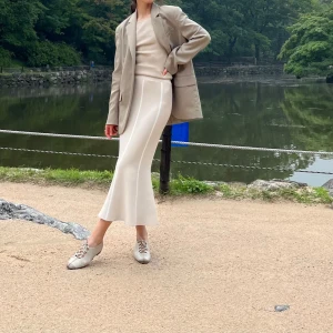 Figurnära midikjol  - I fint skick.