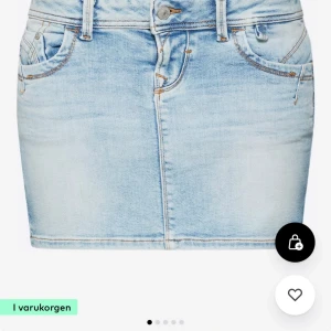 jeanskjol - Säljer ljusblå low waist jeanskjol från LTB, beställd från anoutyou förra sommaren, använt ett fåtal gånger. Storleken är S, 36. 