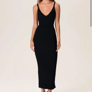 ADOORE svart tight midiklänning - Svart midiklänning från Adoore! Endast använd 1 gång, inga tecken på användning. Väldigt fin passform, ”snatchar” midjan. Slits på baksida. Nypris 1395kr. Säljer för 995kr. Strl 38, men stretchiga så passar 40 med.