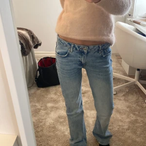 Ljusblå bootcut jeans låg midja - Säljer ett par ljusblå jeans med bootcut och låg midja. Jeansen har klassisk femficksdesign, dragkedja och knapp framtill. Har en avslappnad passform med lätt utsvängda ben. Köpta på Gina, aldrig använda köpta för 500