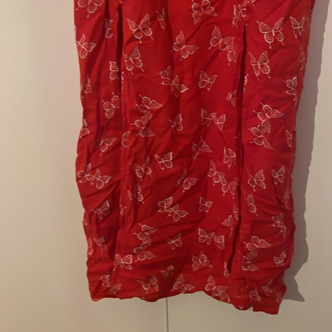 Röd långklänning med fjärilsmönster - 2