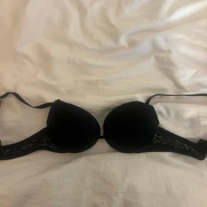 Svart spets bh🤠 - Så söt spets bh från tezenis som även har push up och passar både större och mindre storleken😇Såååå fin verkligen!!